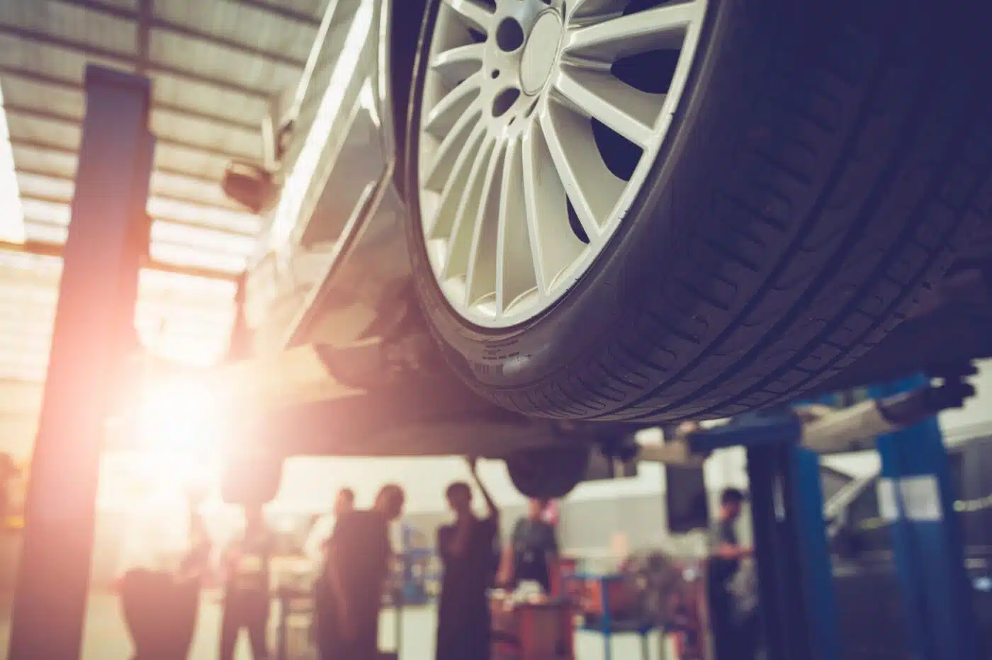 roue de voiture surélevée